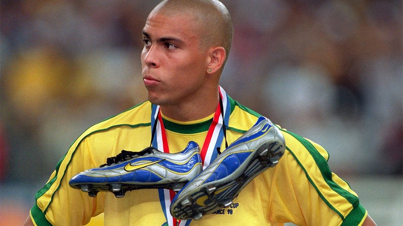 Tiền đạo xuất sắc